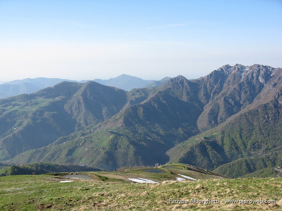 05 Veduta d'insieme sulle 3 pozze che si incontrano salendo.JPG